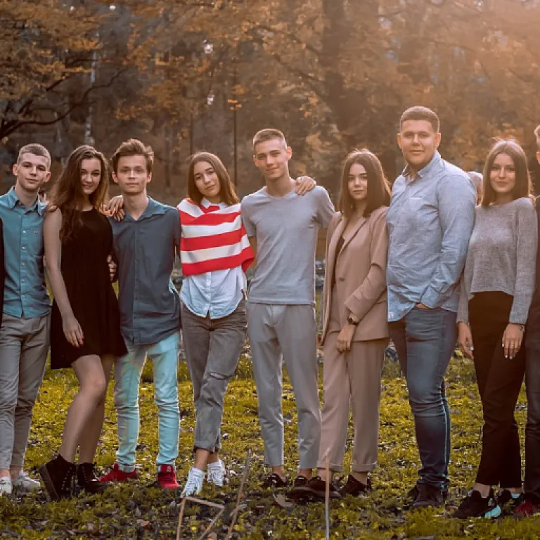 Pourquoi choisir une porte intérieure en frêne pour vos projets architecturaux