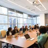 Comment intégrer un écran extérieur dans l’architecture pour une communication urbaine élégante